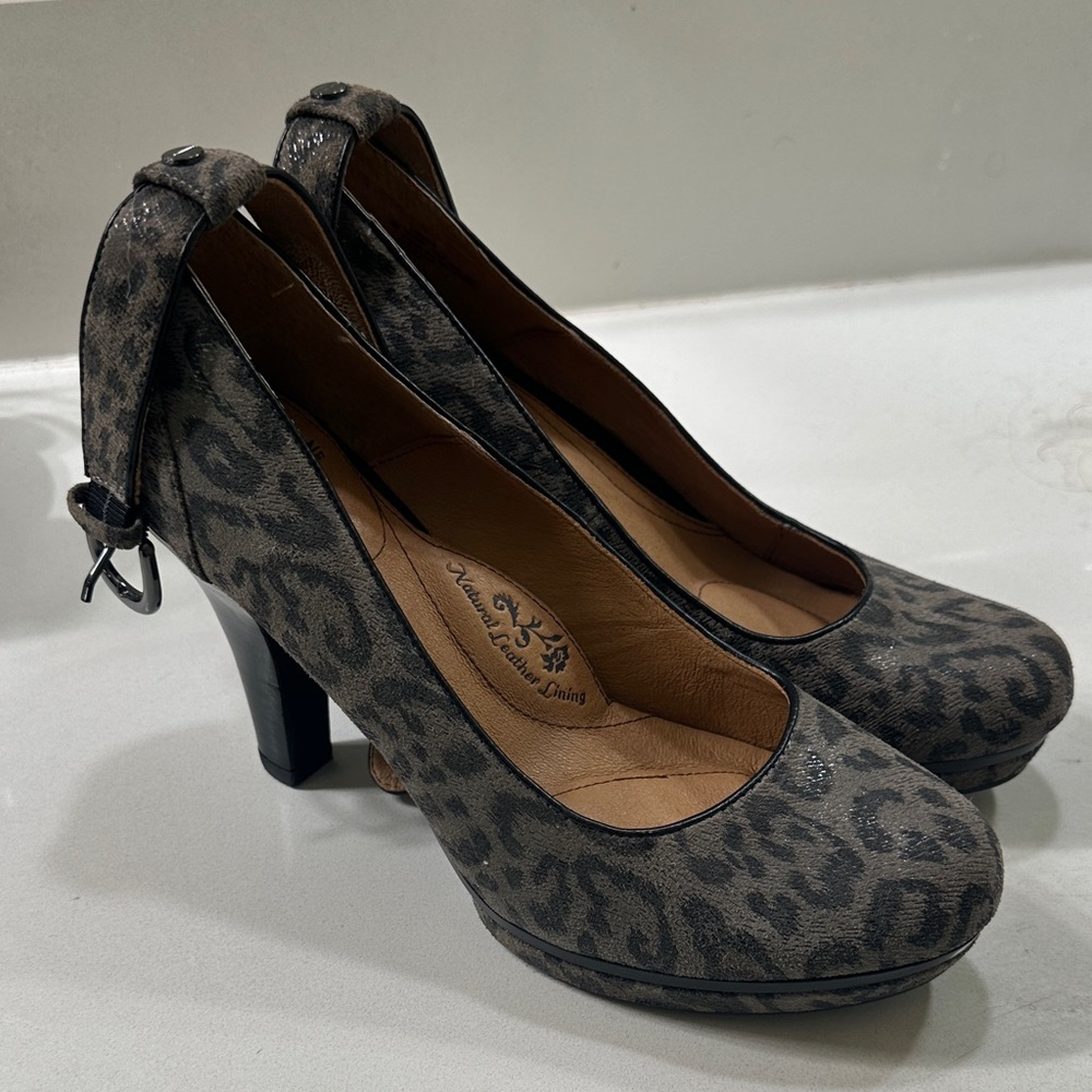 Sofft Gray Leopard Print Heels